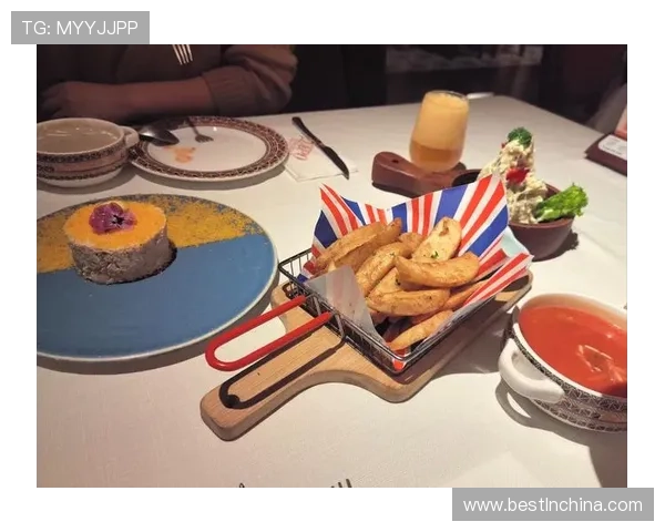 苏亚雷斯训练完回家吃晚饭，餐桌上摆着三块牛排、两盘意面，还有一整只烤鸡